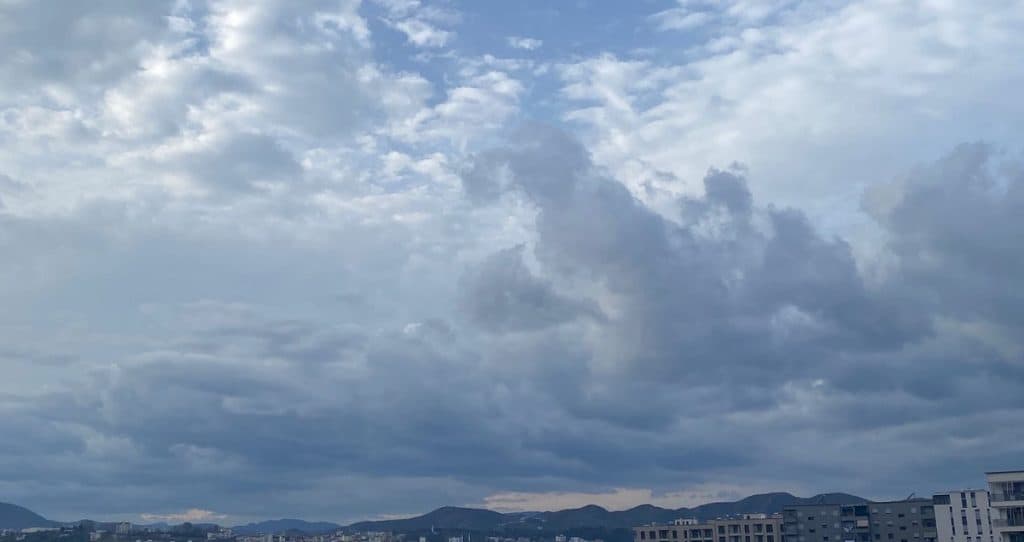 Moti/ Përmirësim i përkohshëm i situatës meteorologjike, shtim vranësirash në orët e vona