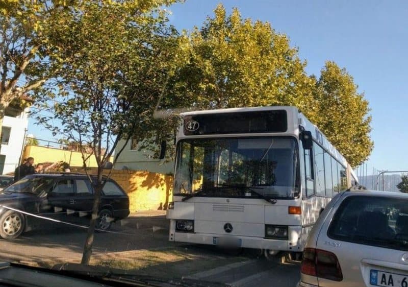 Autobusi përplaset me bordurën anësore në autostradën Tiranë-Durrës, lëndohet pasagjeri