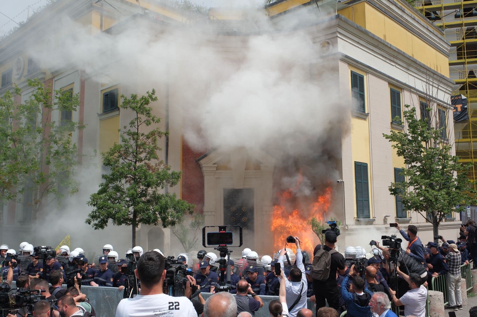 Hidhet molotov në protestën para bashkisë Tiranë, një polic humb ndjenjat, hiqet kordoni metalik