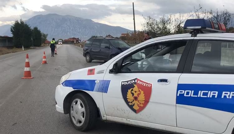 Largon makinën e vajzës së tij nga vendi i aksidentit, arrestohet polici në Përmet