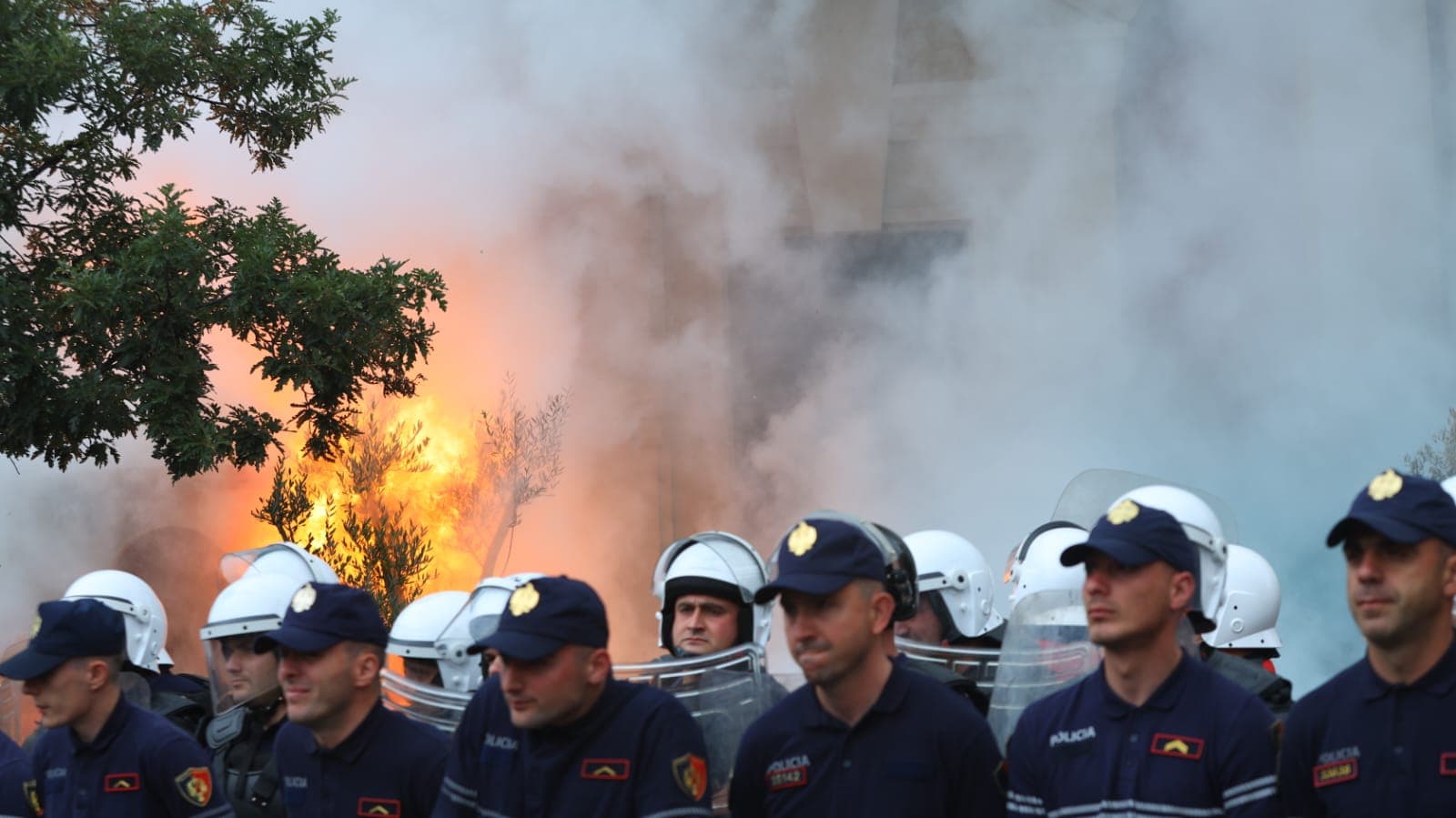 Protestuesit hedhin molotov drejt bashkisë së Tiranës