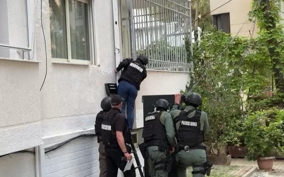 Mbajti peng 2 fëmijët e mitur/ Policia jep detaje: 40-vjeçari, i dënuar në Itali për vjedhje