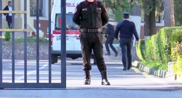 Tiranë, gardisti plagoset me armën e shërbimit