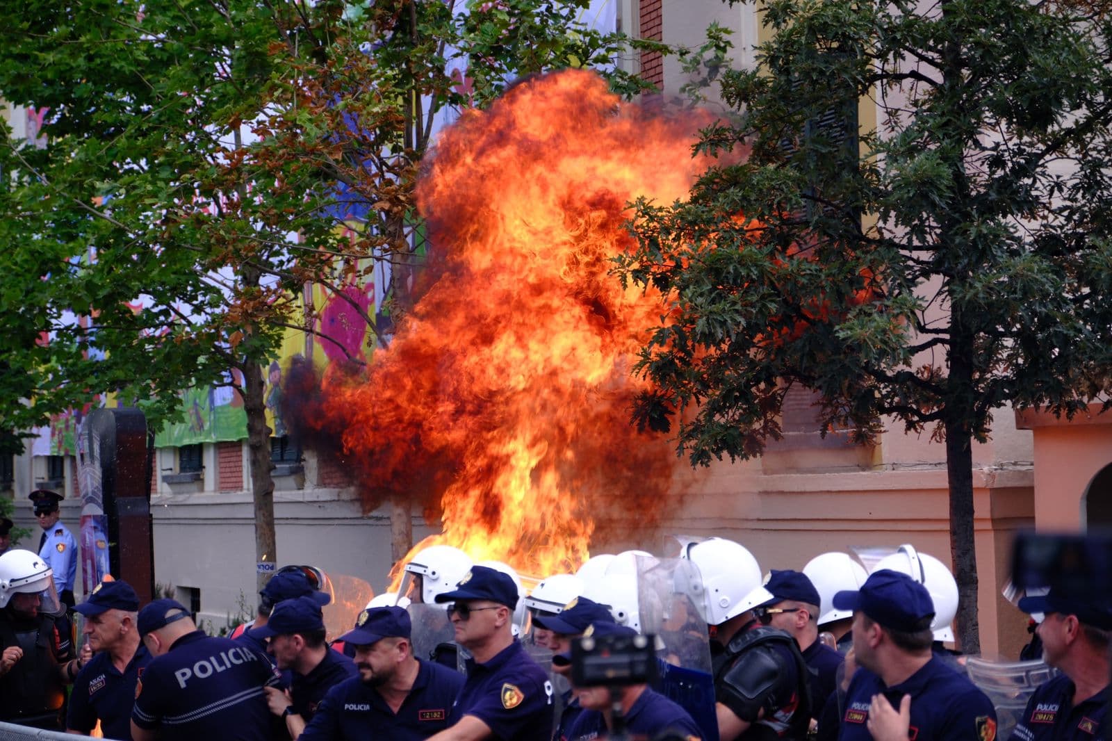 Foto/ Protesta e opozitës, hidhet molotov te Bashkia e Tiranës