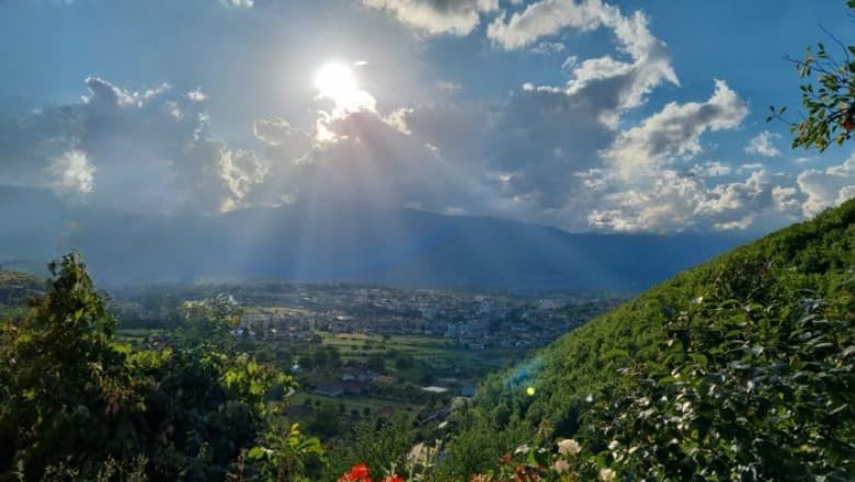 Temperatura deri në 28 gradë celsius, parashikimi i motit për sot