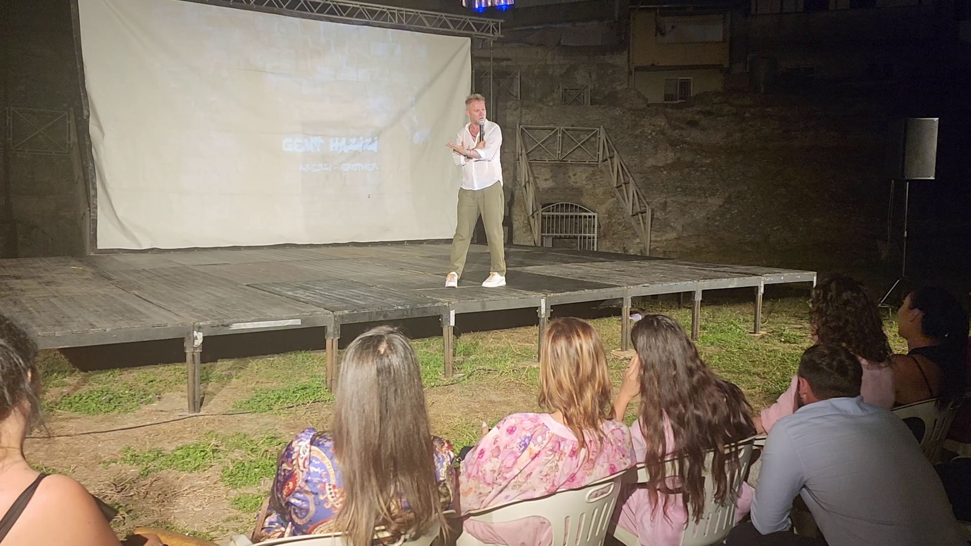 Stand-up komedia “Crazy brother” rikthen shfaqjet në Amfiteatrin e Durrësit