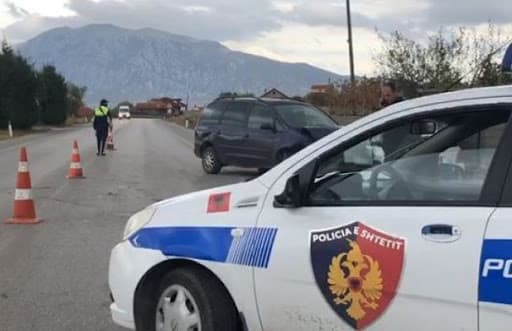 Makina humb kontrollin në Levan-Tepelenë, plagoset shoferi dhe pasagjerja