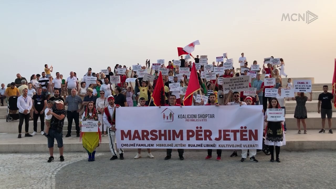 “Familja është e shenjtë” / Kundër surrogacisë, protestojnë qytetarët në Durrës (VIDEO)