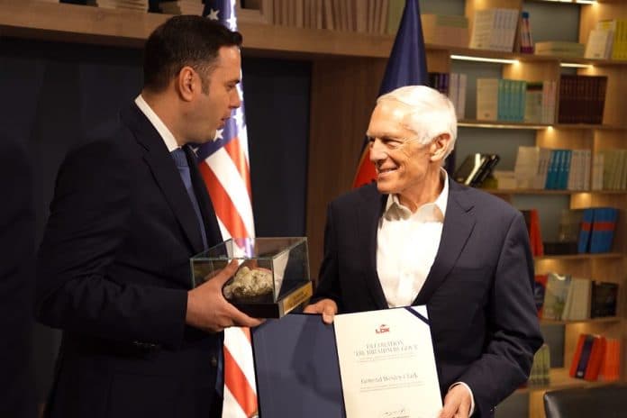 Ish-gjenerali i NATO-s, Clark viziton Kosovën/ Nderohet me dekoratën ‘Dr. Ibrahim Rugova’