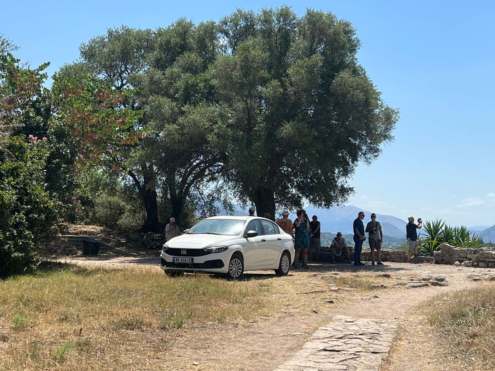 Forumi i Trashëgimisë kulturore thirrje Gonxhes: Kafeneja e Kumbaros përdhos Akropolin e Butrintit