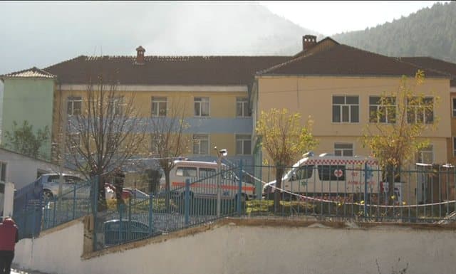 Dyshohet se ujërat e zeza janë përzier me ujëra të pastra/ Shkon në 56 numri i personave të helmuar në Bulqizë