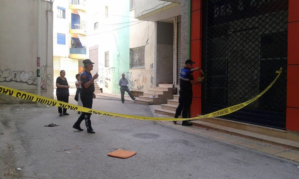 Tiranë, një vajzë e re hidhet nga kati i pestë i pallatit