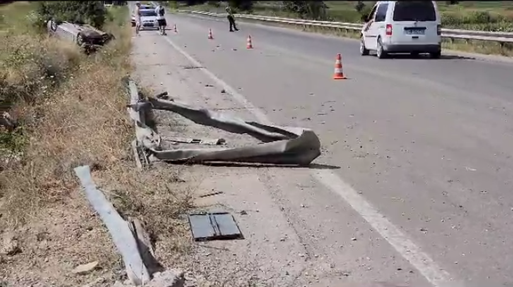 Përplasen dy automjete në Pogradec, njëra përfundon në kanal