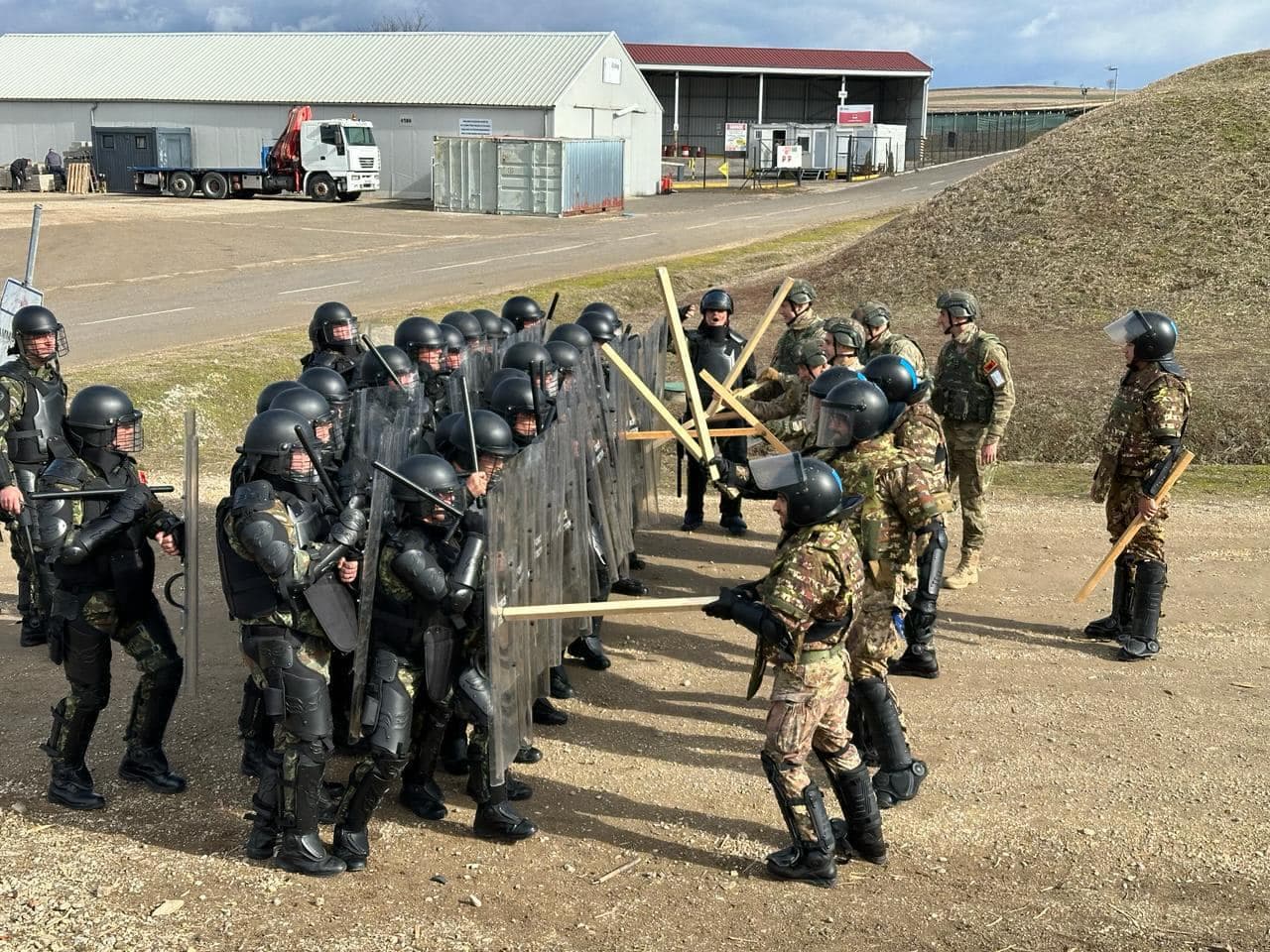Kontingjenti shqiptar i KFOR-it në Kosovë nis stërvitjen për menaxhimin e trazirave