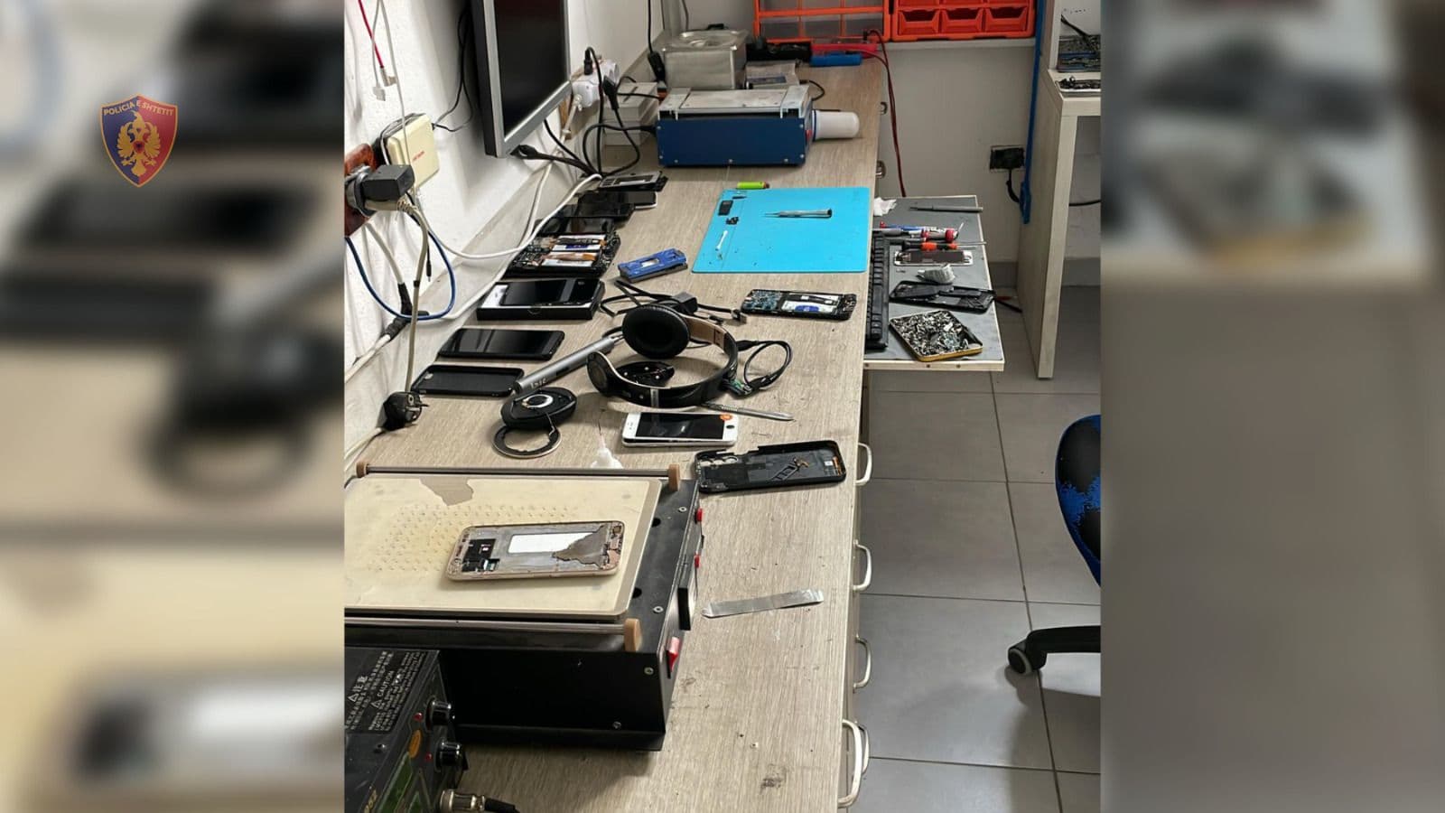 Zhbllokonte celularët, i formatonte dhe shiste, arrestohet pronari i një biznesi në Tiranë