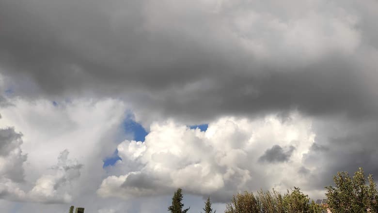 Moti sot/ Vranësira dhe reshje lokale shiu