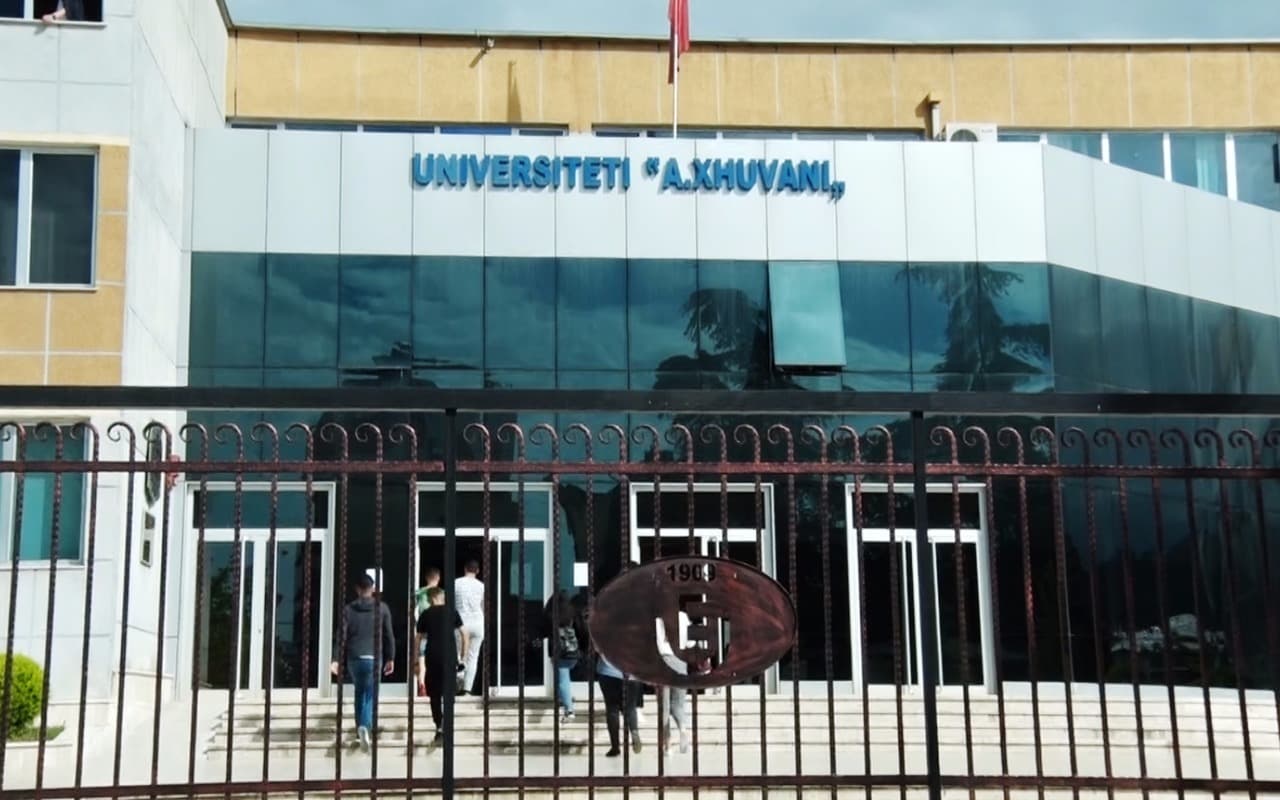 Para në këmbim të notës/ Prokuroria nxjerr urdhër-ndalimi për 7 pedagogët e universitetit “Aleksandër Xhuvani”