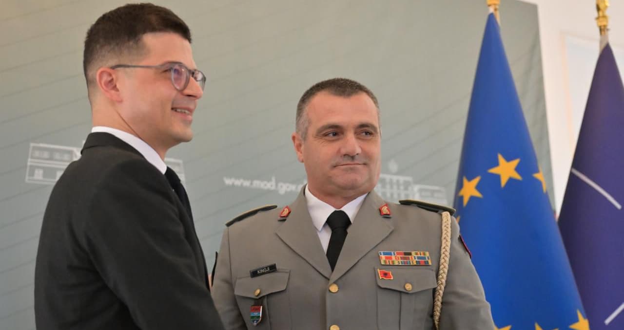 Ministri Vengu i dorëzon shefit të Shtabit të Përgjithshëm të FA, gradën gjenerallejtënant