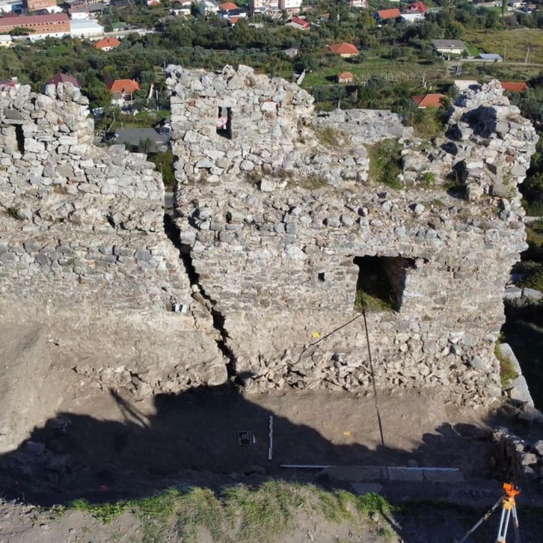 Restaurime në murin e Kalasë së Lezhës