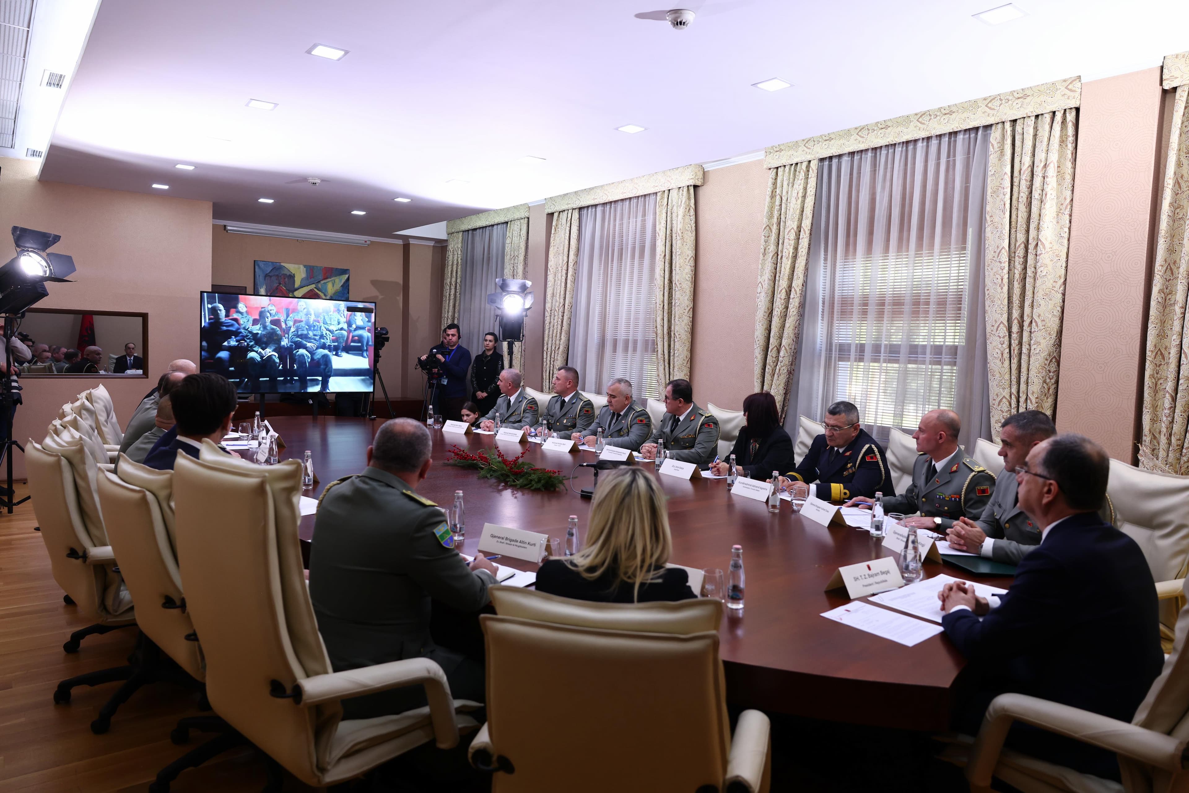 Begaj, efektivëve të FARSH-së: Gjendeni në misione të rëndësishme, kombi iu është mirënjohës