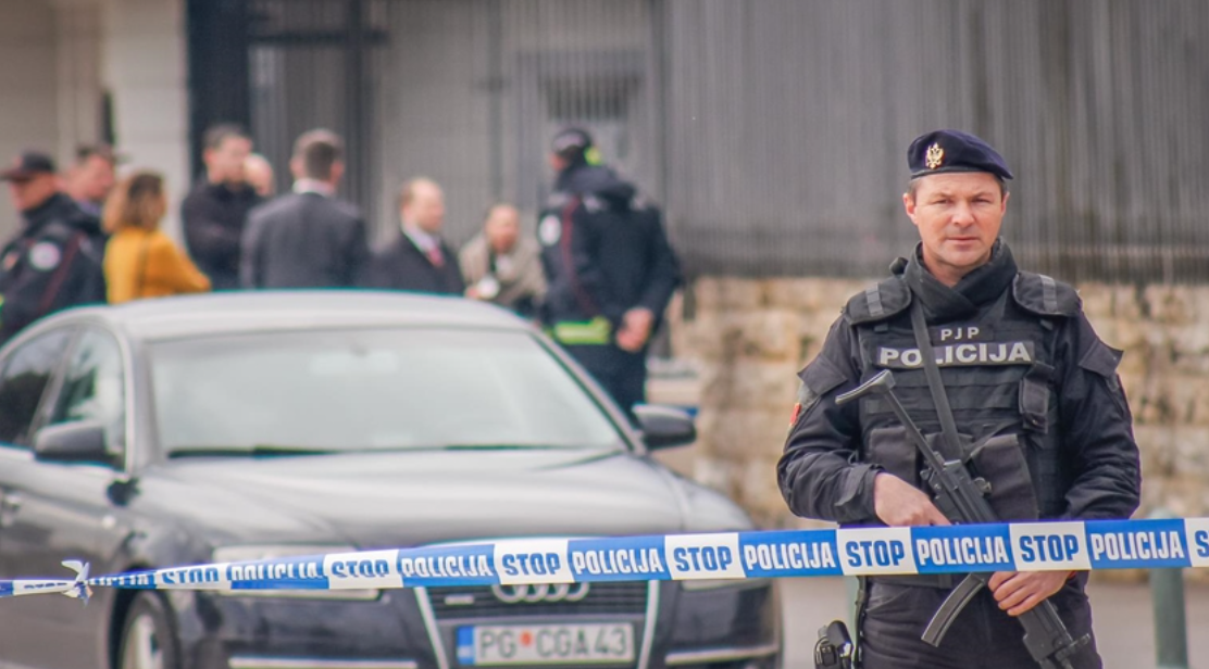 Vriten me armë zjarri 7 persona në një lokal në Malin e Zi