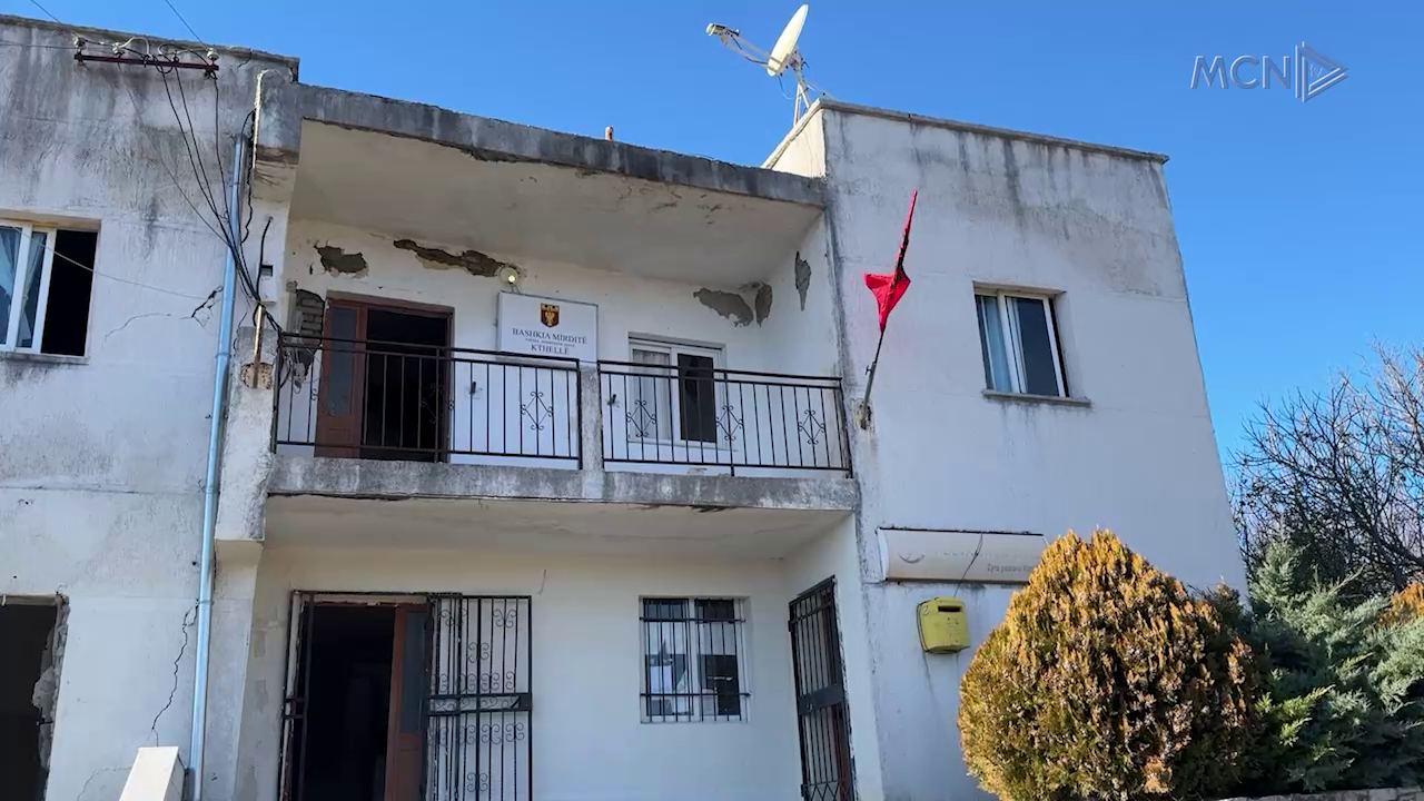 Godina e shkatërruar e njësisë Kthellë / Mirditë, rrezikon të shembet e të zërë brenda punonjësit (VIDEO)