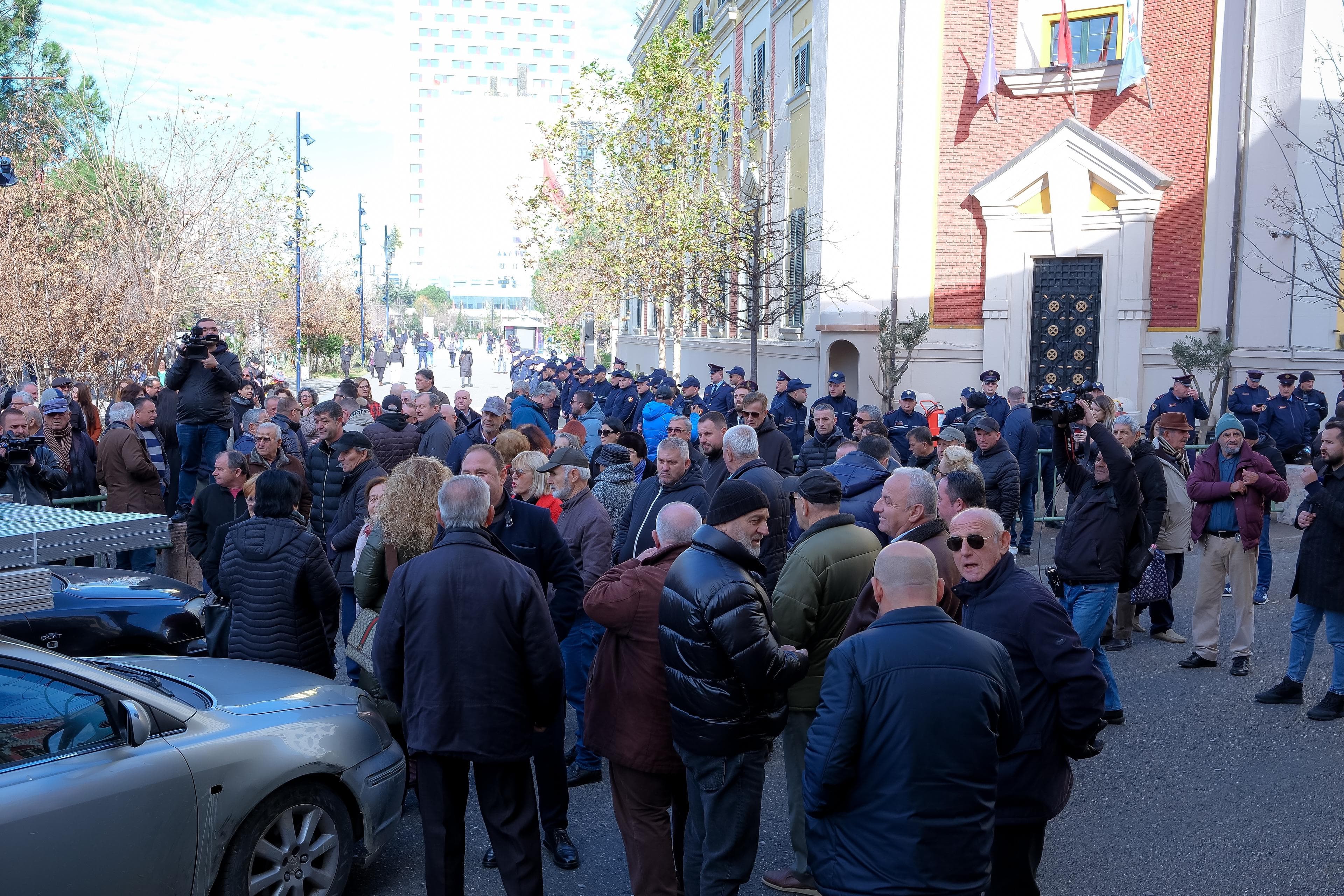 Protestuan para bashkisë së Tiranës/ Procedohen penalisht pesë persona