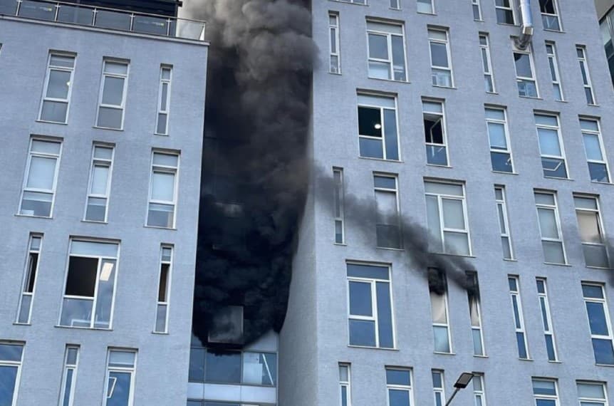 Zjarri te “Komuna e Parisit” dyshohet aksidental, u dogjën zyrat e një banke dhe një restorant
