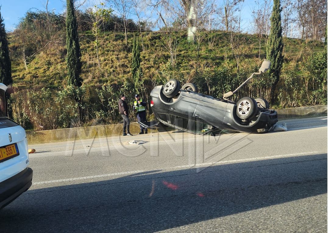 Tiranë, makina përfundon përmbys në autostradën drejt Saukut