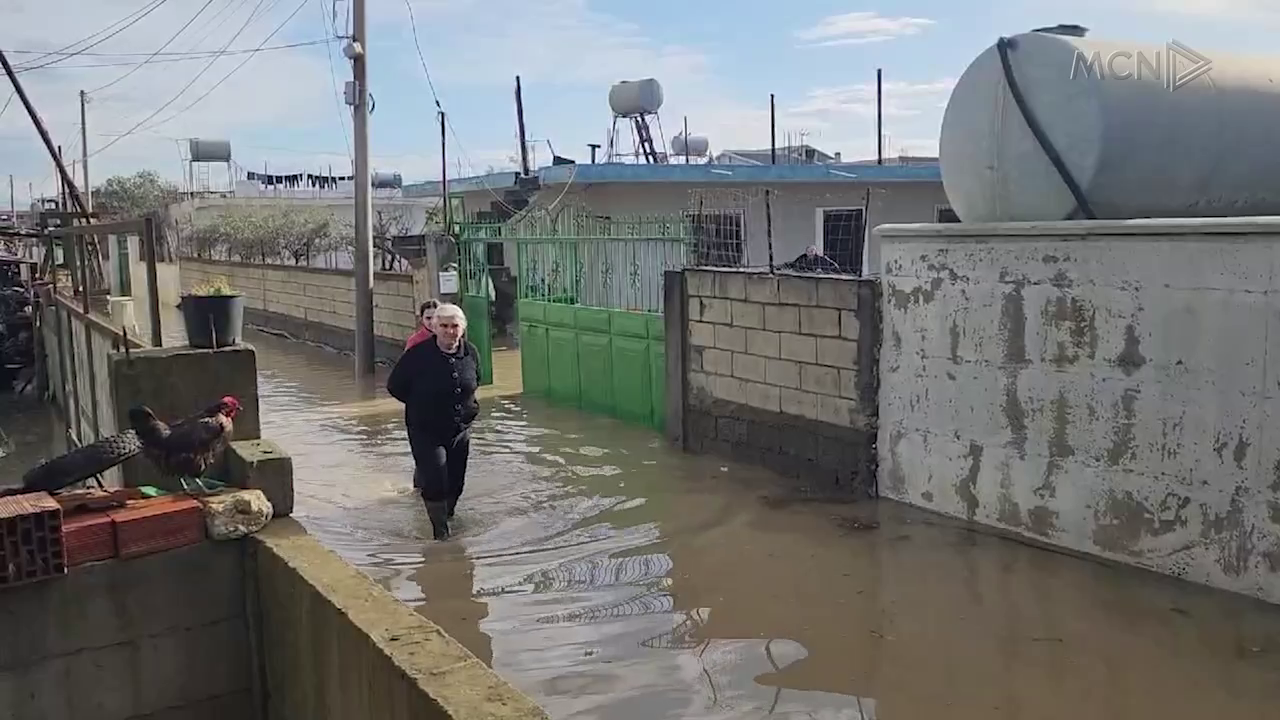 Përmbytet Durrësi, evakuohen banorët / 300 banesa nën ujë, rrëshqitje dherash në kodrën e Currilave (VIDEO)