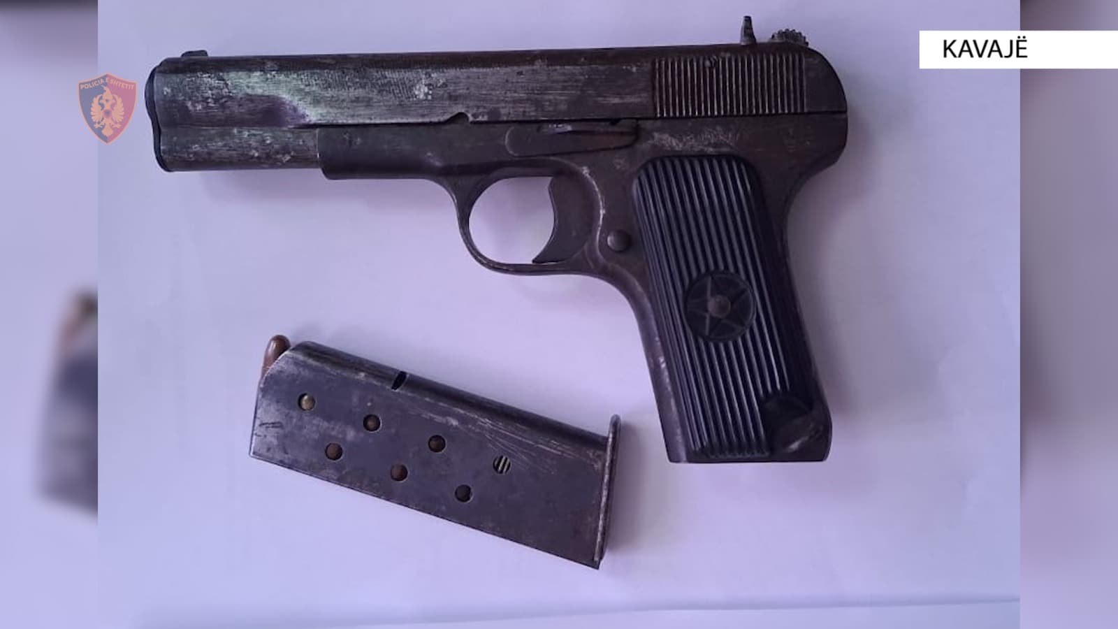 Kavajë, fëmija 12 vjeç kapet me armë me vete