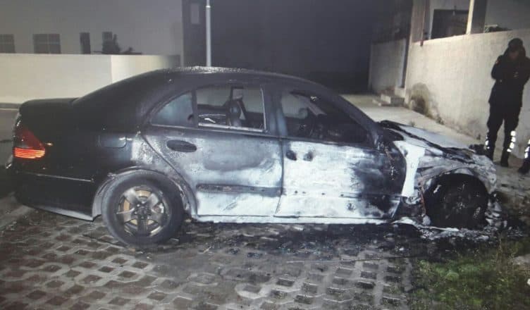 Djeg me benzinë një makinë, arrestohet i riu në Fier