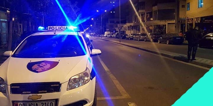 Transportonin drejt Kakavijës 14 emigrantë, shpallet në kërkim një 22-vjeçar