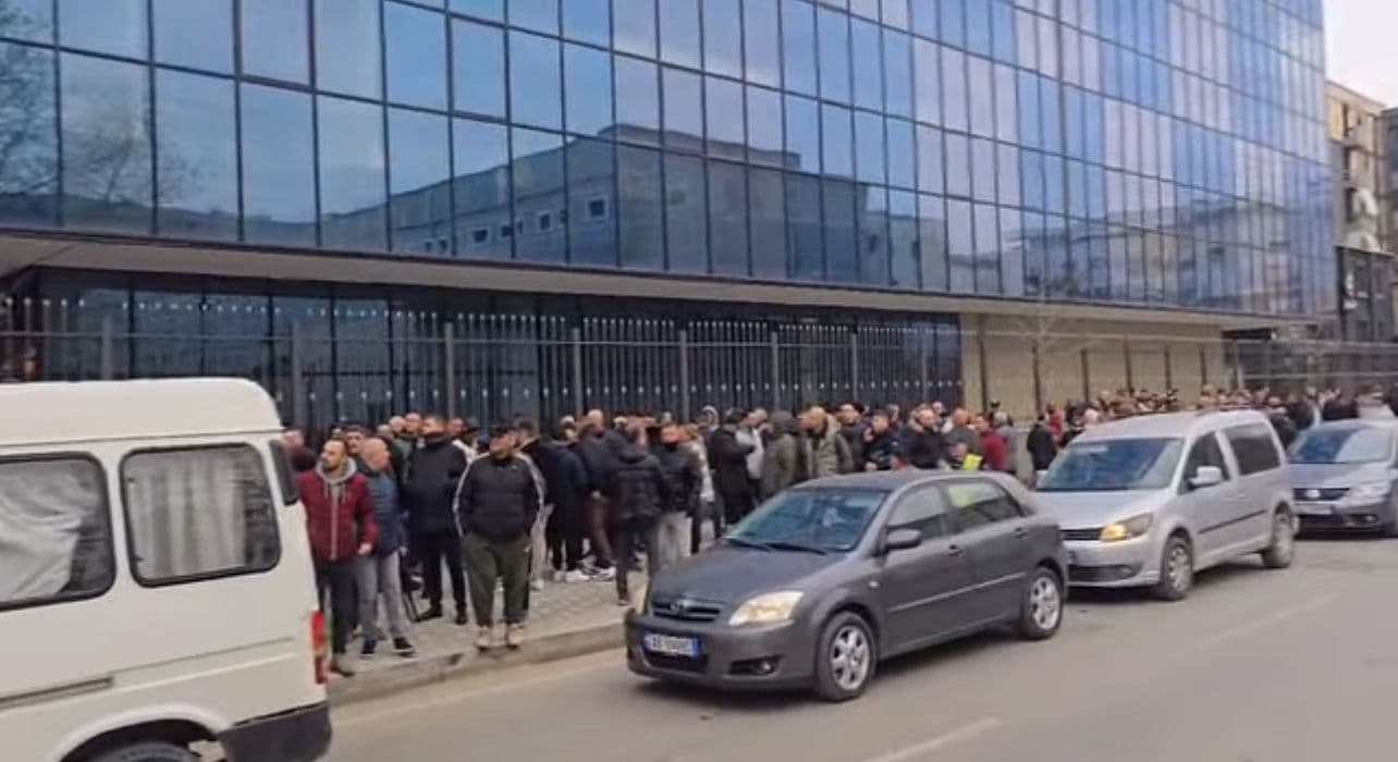 Masa e sigurisë/ Mbështetësit e kryebashkiakut Veliajt mblidhen para GJKKO (VIDEO)