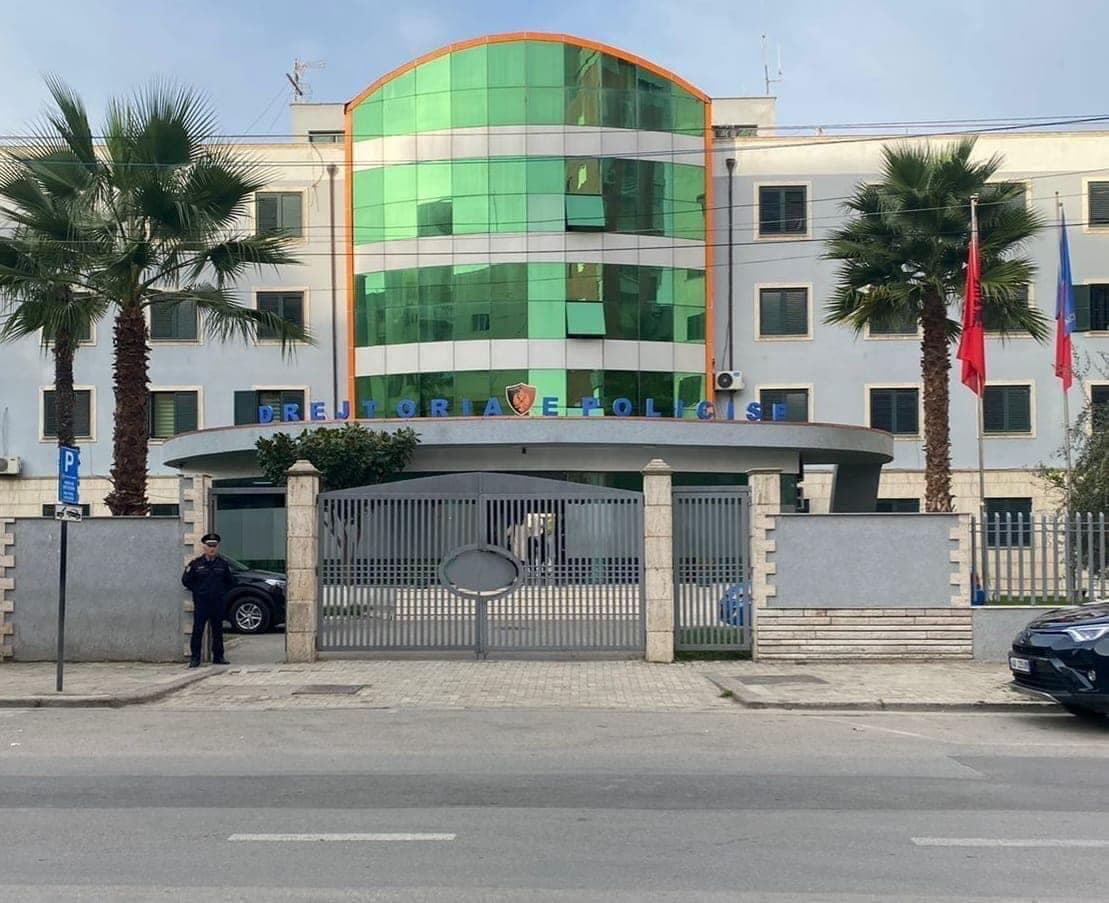 Qëllon me armë drejt makinës që e parakaloi, arrestohet një person në Durrës