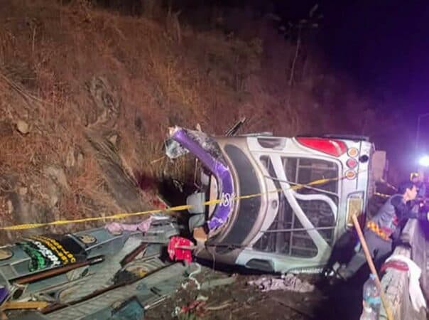 Tajlandë/ Autobusi del nga rruga, 18 persona vdekur dhe 32 të plagosur