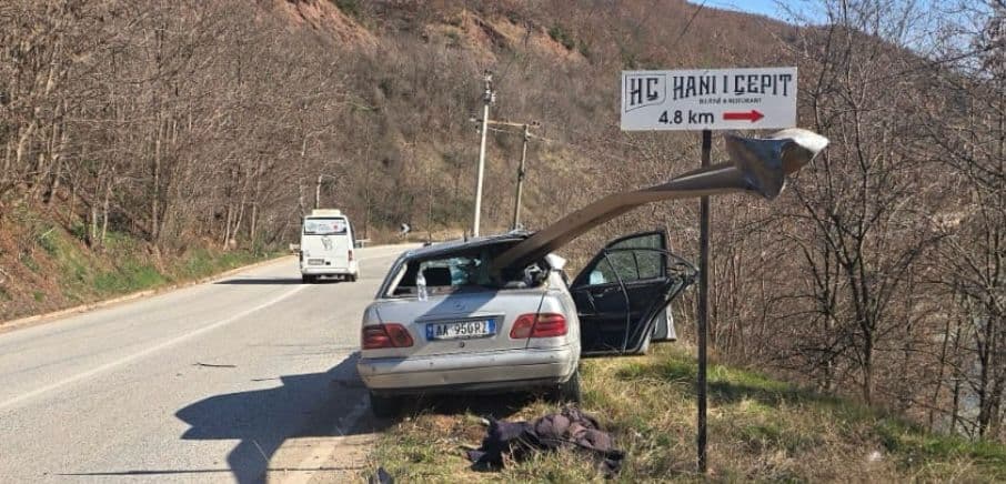 Aksident i frikshëm në Librazhd, trafikndarësja i futet makinës mes për mes