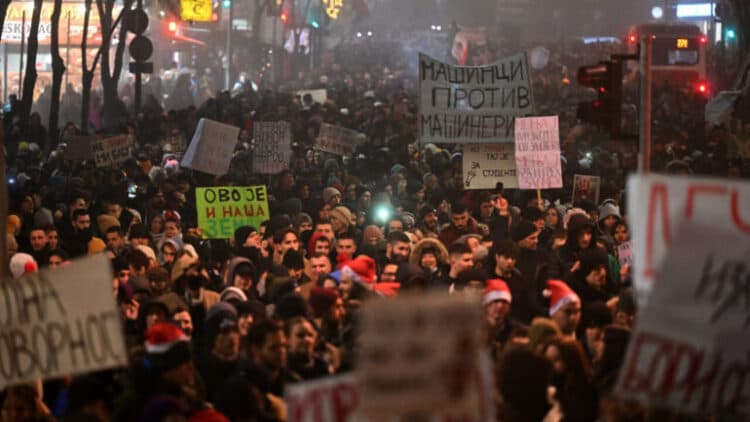 Nuk ndalen protestat në Serbi, studentët bllokojnë hyrjet e tv në Beograd dhe Novi Sad
