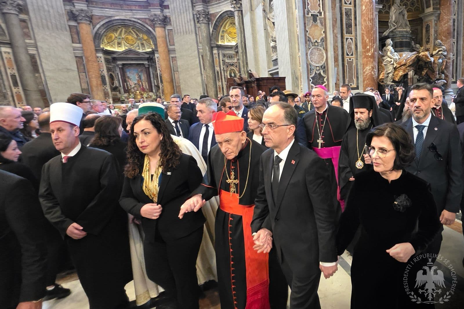 Presidenti Begaj homazhe pranë trupit të Papa Françeskut