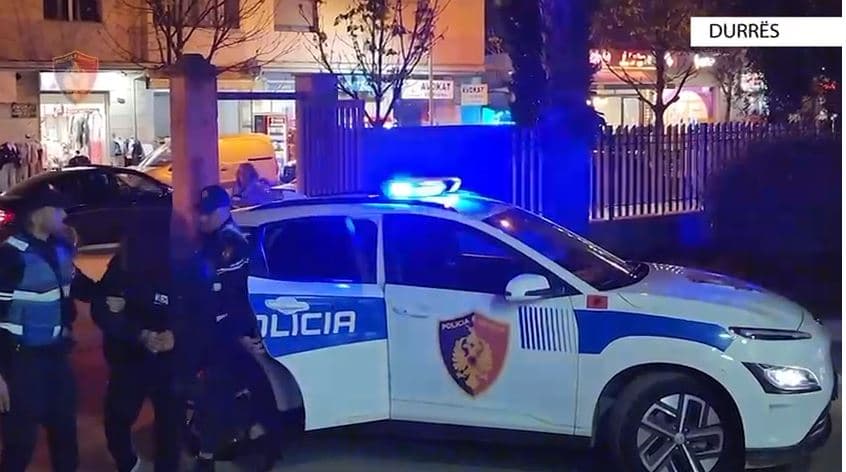 Tenton të vjedhë me dhunë tre italiane, i zbulohen dhe dy raste të tjera/ Pranga të riut në Durrës