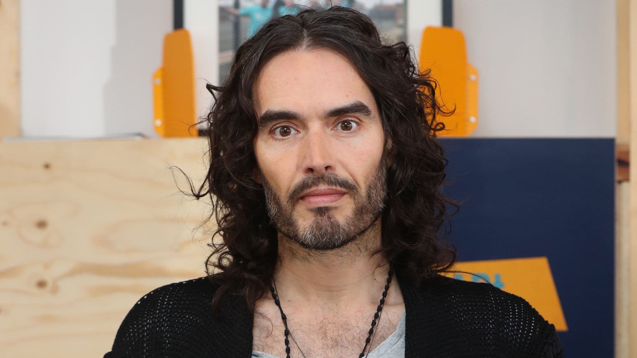 Aktori Russell Brand akuzohet për përdhunim dhe sulm seksual