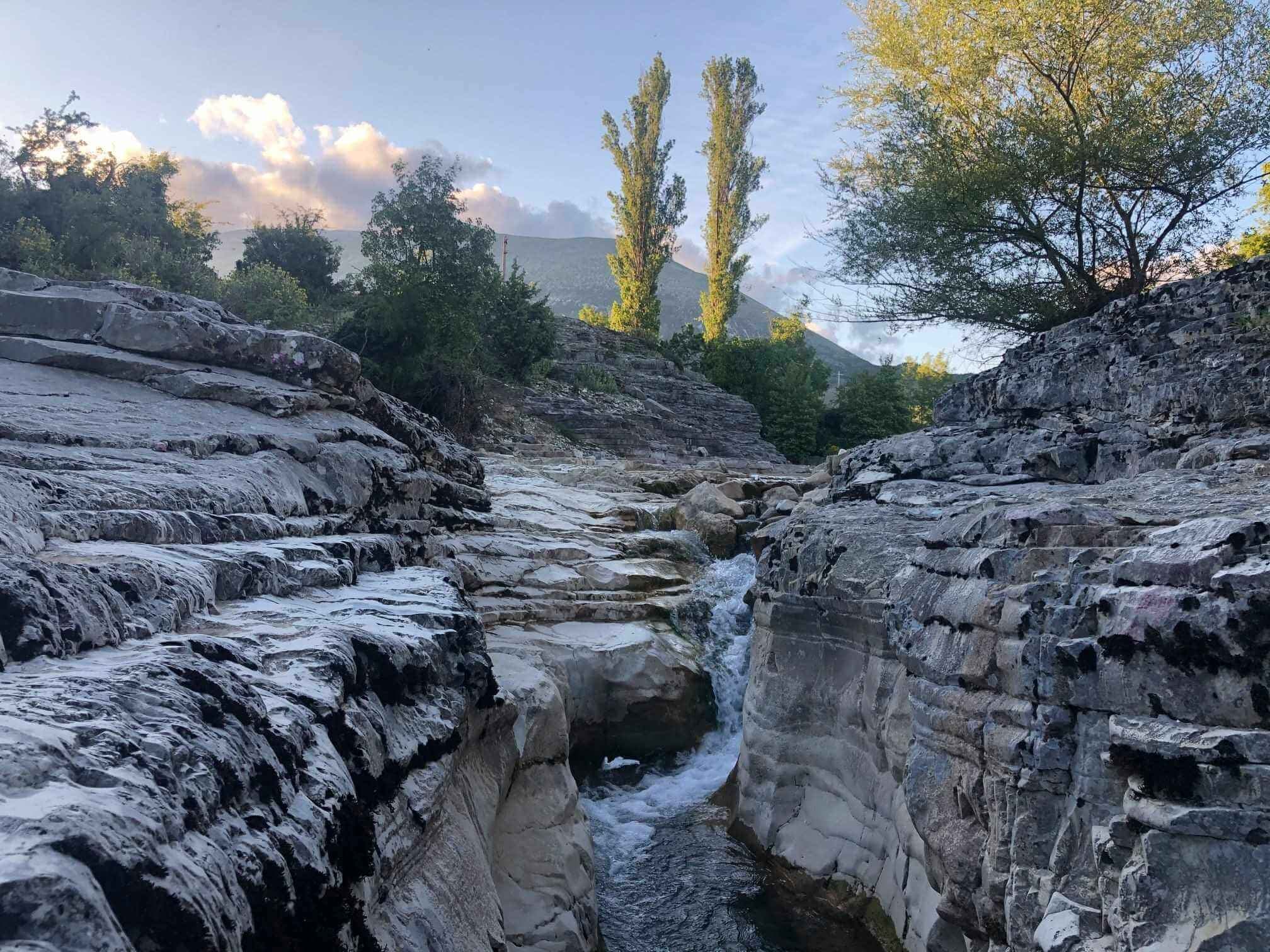 Tepelenë, bllokohen në kanionet e Nivicës pesë turistë të huaj