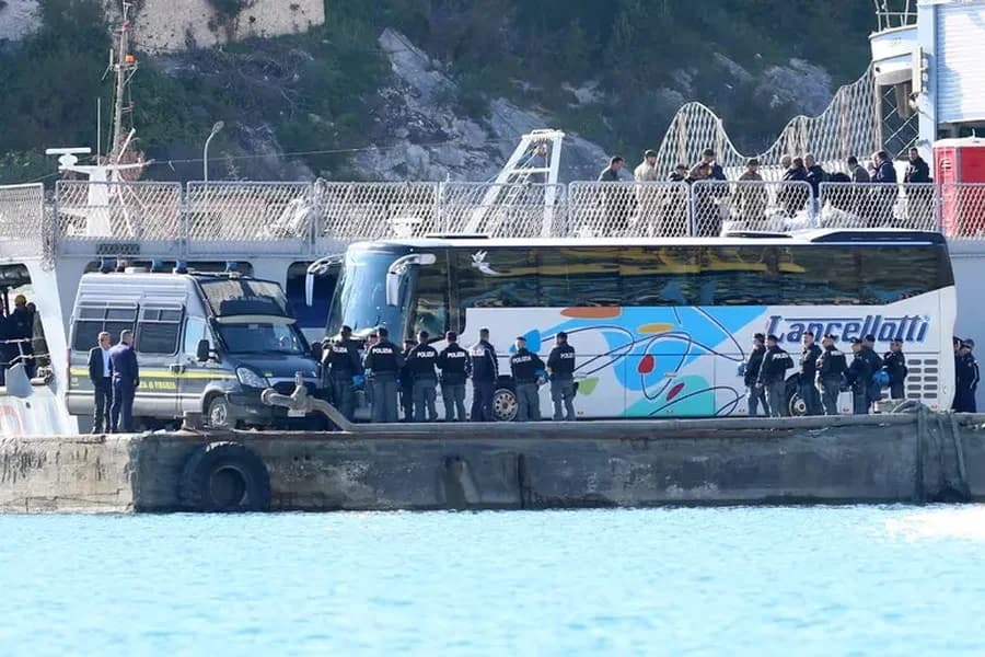 Kryhet riatdhesimi i emigrantit të parë nga kampi i Gjadrit/ Ministri Piantedosi: Operacionet do vijojnë (VIDEO)