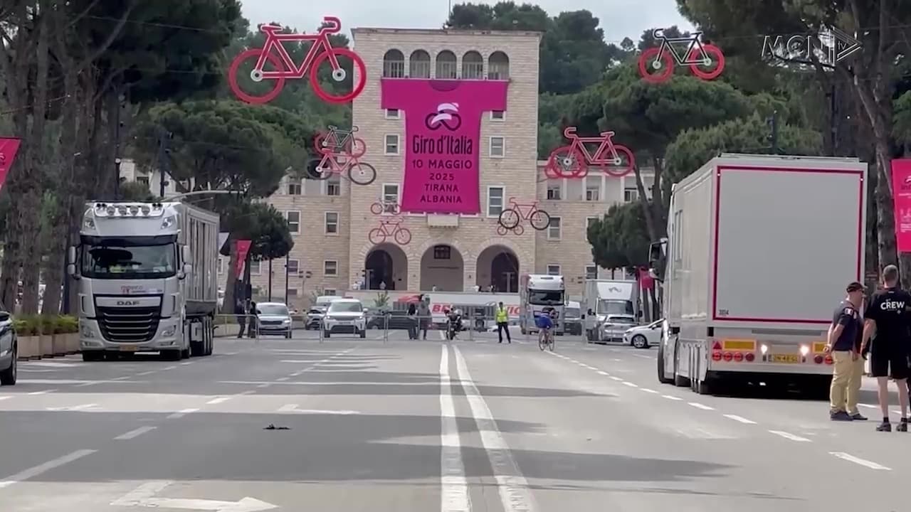 Giro d’Italia bllokon Tiranën / Qytetarët vështirësi në lëvizje: Në këmbë për në punë (VIDEO)