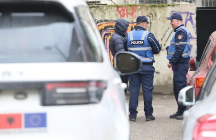 Tentuan të vrisnin një person/ Arrestohet 63-vjeçari, shpallet në kërkim i biri