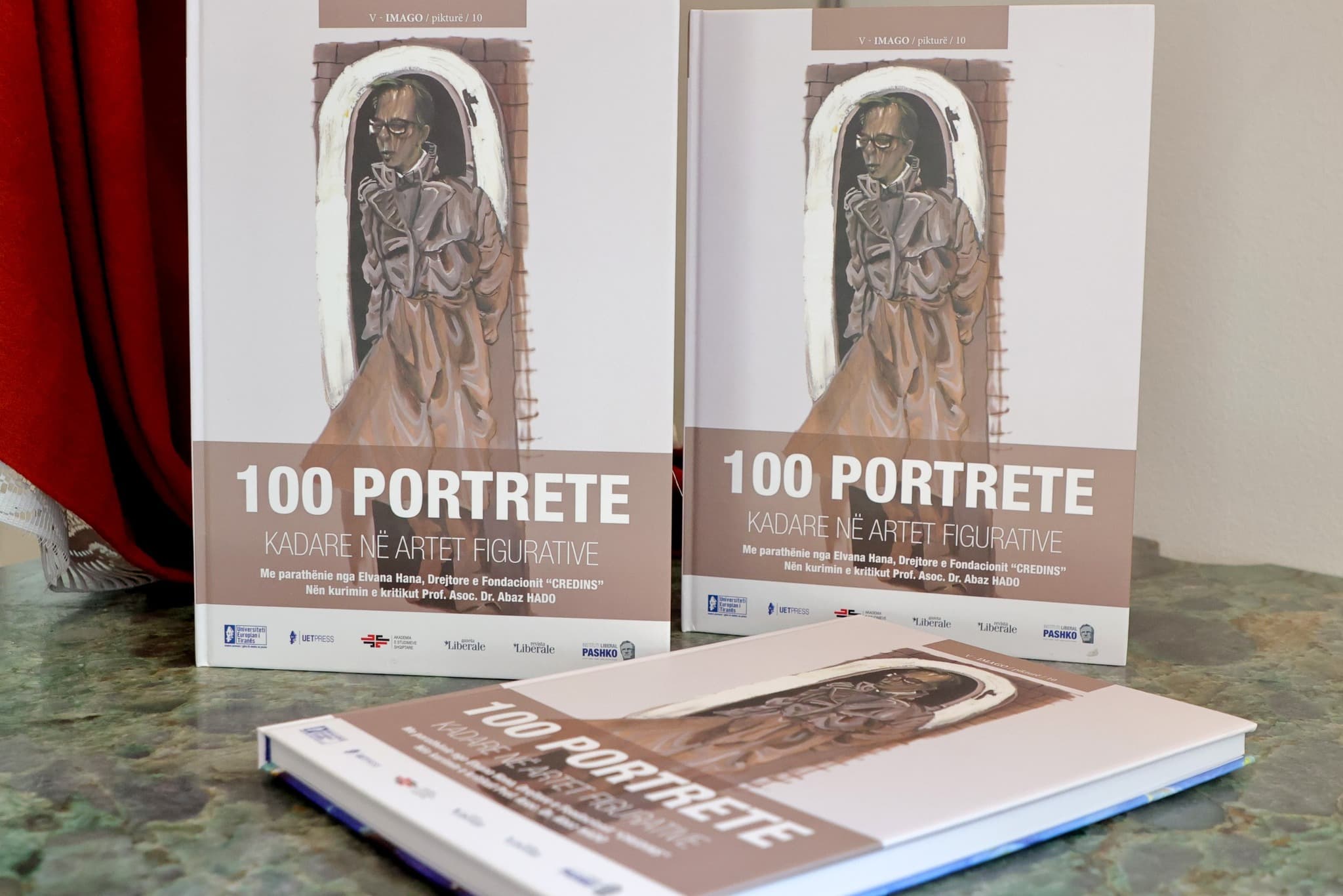 Një vjetori i ndarjes nga jeta/ Promovohet albumi “100 Portrete”, Biografia e Kadaresë përmes artit pamor