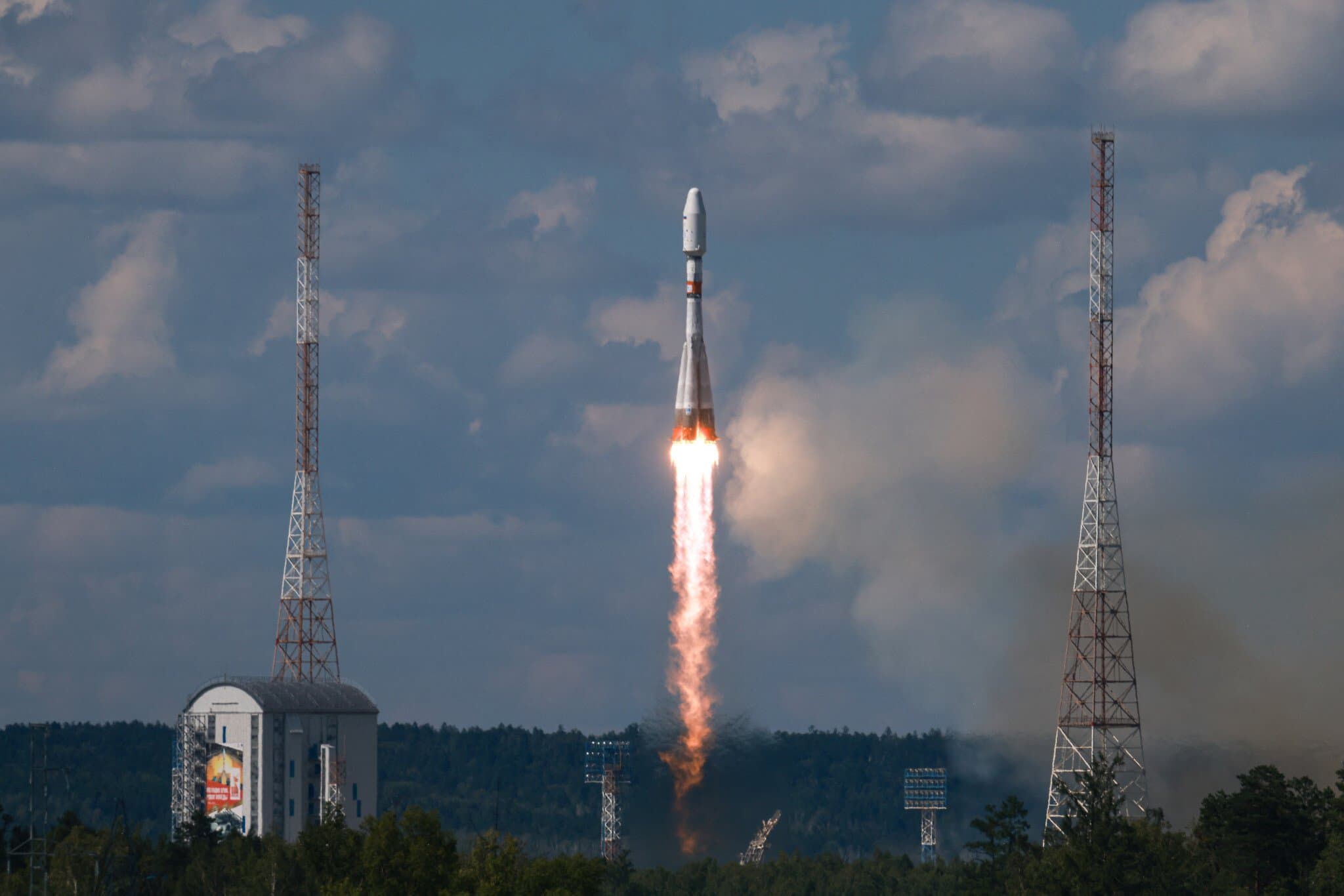 Rusia lëshon në orbitë një satelit iranian