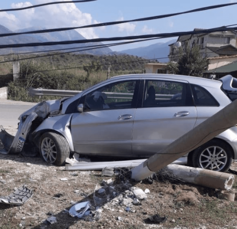Makina përplaset me shtyllën elektrike në Sarandë, shoferi rezulton në gjendje të dehur