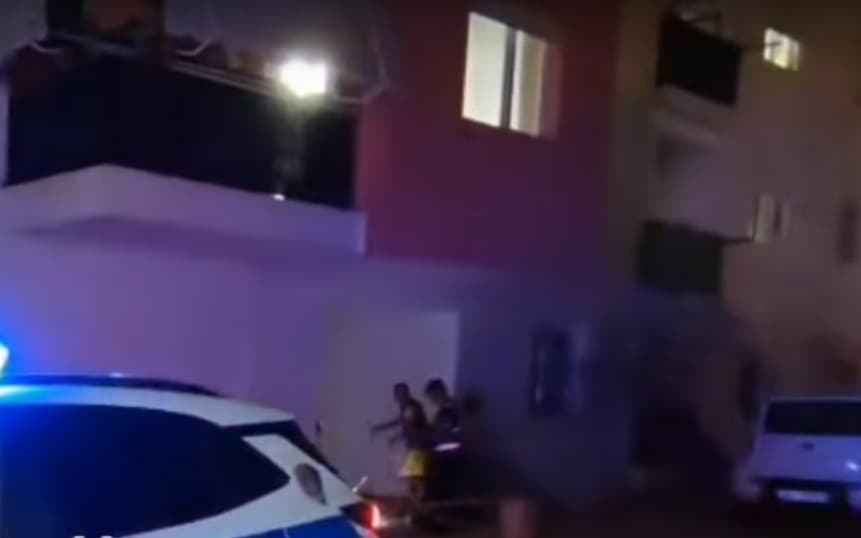 Bie nga pallati një grua në Durrës, humb jetën