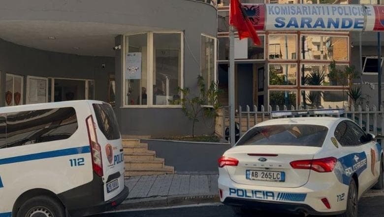 I mori një gruaje 5 mijë euro me shantazh dhe i kërkonte 50 mijë të tjera, arrestohet 44-vjeçarja në Sarandë